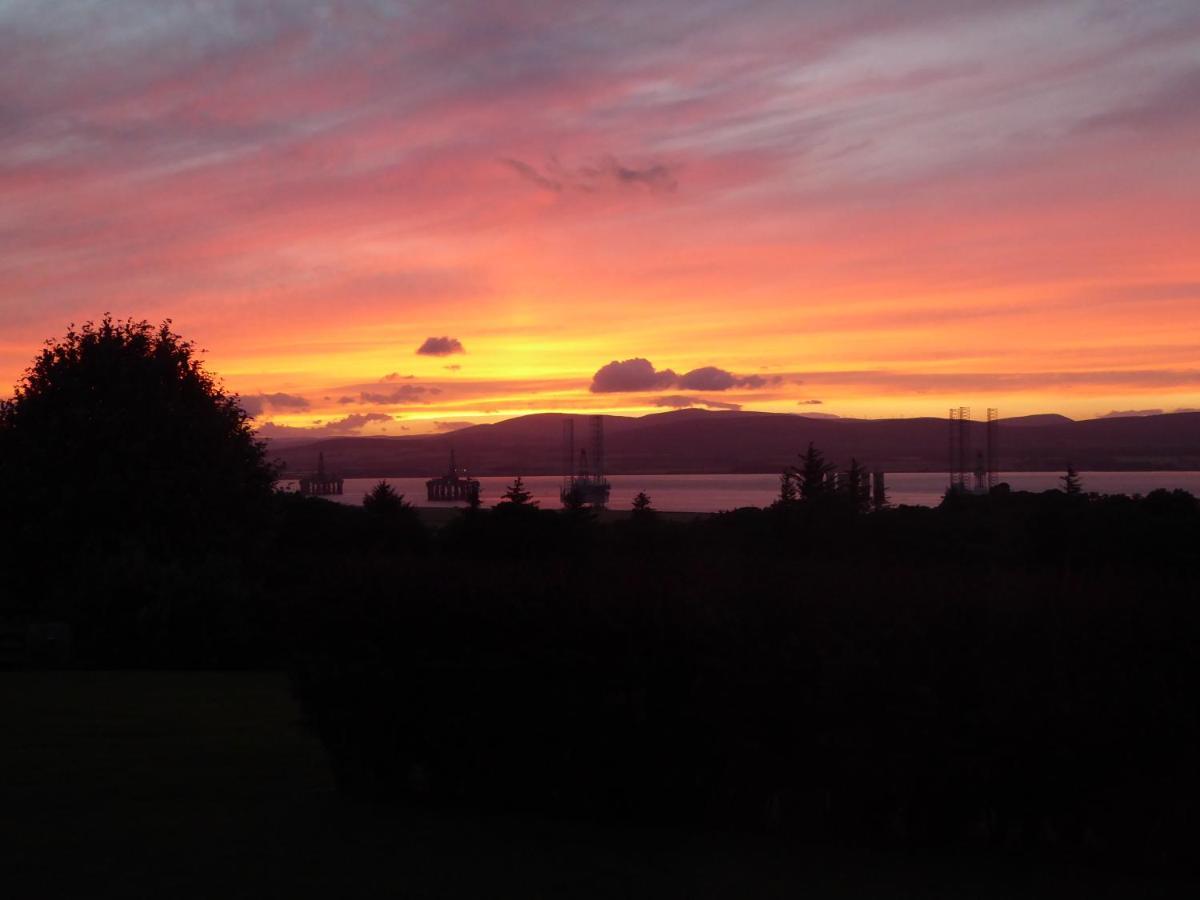 High Fields Bed and Breakfast Cromarty Exteriör bild